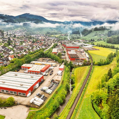 Vue aérienne de l'usine DOLL à Oppenau, dans une vallée brumeuse de la Forêt-Noire